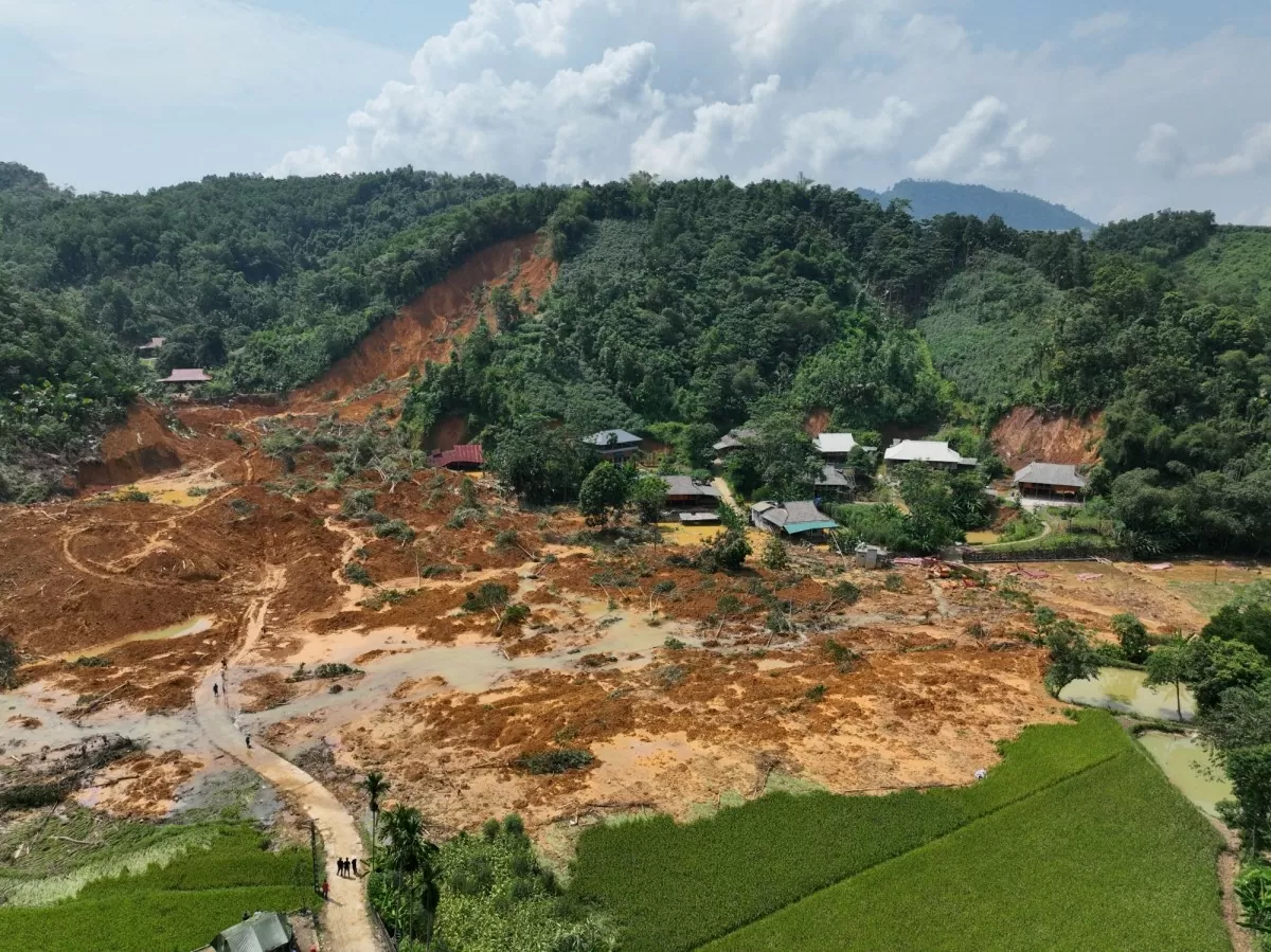 Trước đó, Vào khoảng 2h sáng ngày 10/9, tại thôn Át Thượng, xã Minh Xuân, huyện Lục Yên, tỉnh Yên Bái xảy ra vụ sạt lở đất nghiêm trọng, vùi lấp hoàn toàn 5 hộ gia đình sinh sống phía dưới chân đồi.