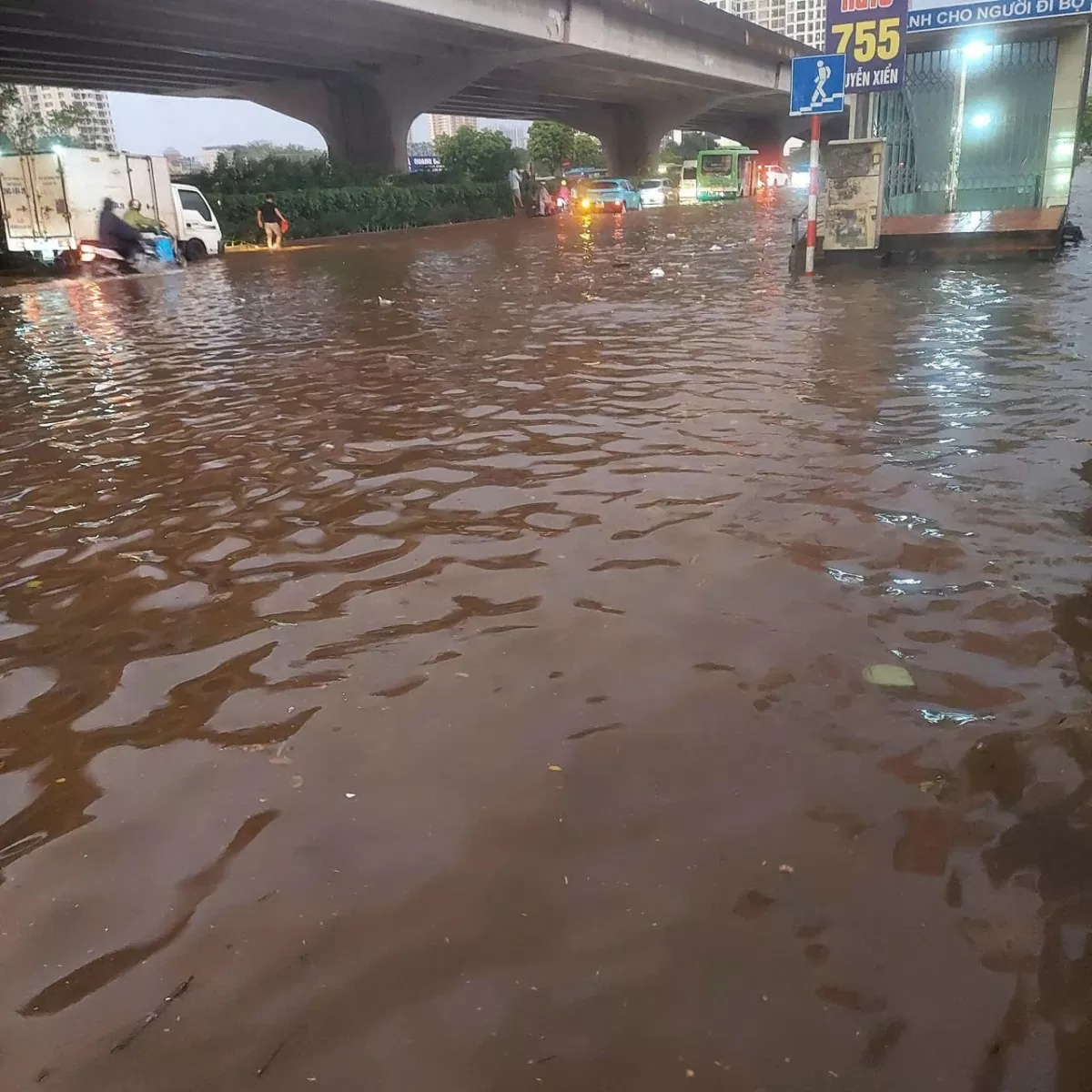 Giao thông Hà Nội sáng nay 16/9: Ngập úng sau cơn mưa kéo dài, đề phòng ùn tắc giao thông