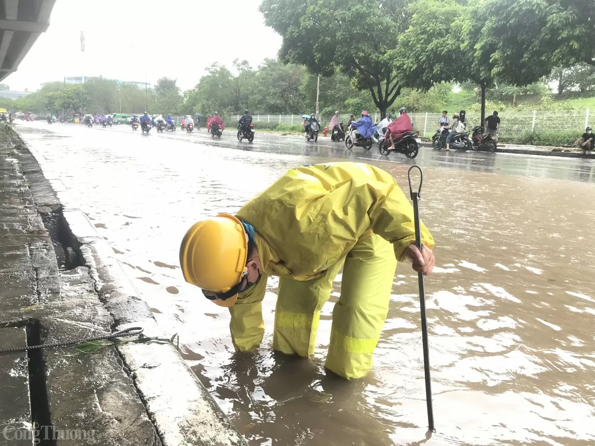 Nóng: Mưa lớn, nước ở đường Nguyễn Xiển (Hà Nội) bao giờ rút?