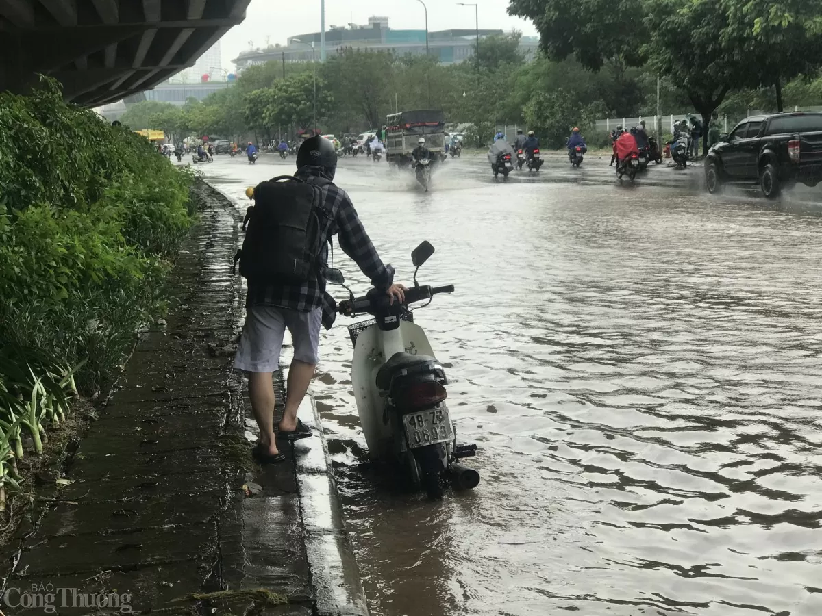 Nóng: Mưa lớn, nước ở đường Nguyễn Xiển (Hà Nội) bao giờ rút?