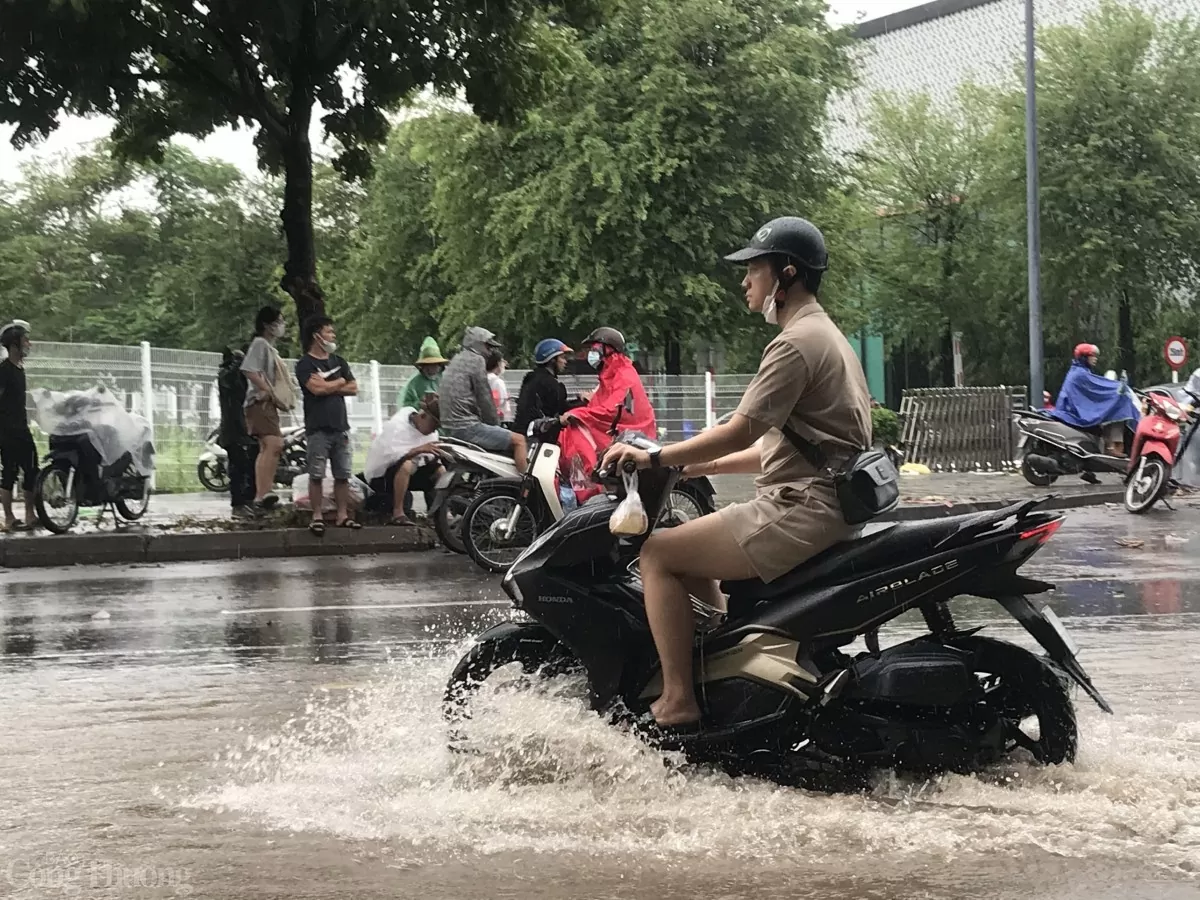 Nóng: Mưa lớn, nước ở đường Nguyễn Xiển (Hà Nội) bao giờ rút?