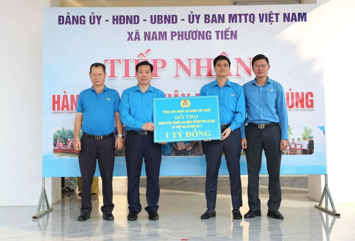 Lãnh đạo Tổng LĐLĐ Việt Nam trao số tiền hỗ trợ 1 tỷ đồng cho đoàn viên, người lao động Thủ đô bị ảnh hưởng bởi bão lũ.