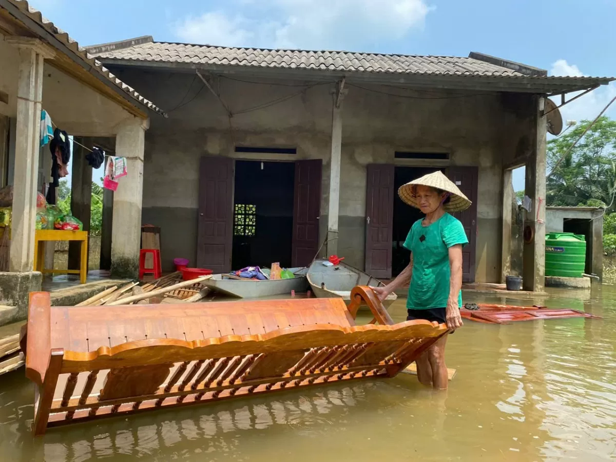 Nước sông Bưởi rút, người dân vùng rốn lũ Thạch Thành hối hả dọn dẹp nhà cửa