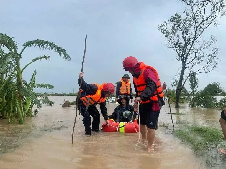 Công an huyện Thanh Hà đưa người dân ra khỏi vùng lũ