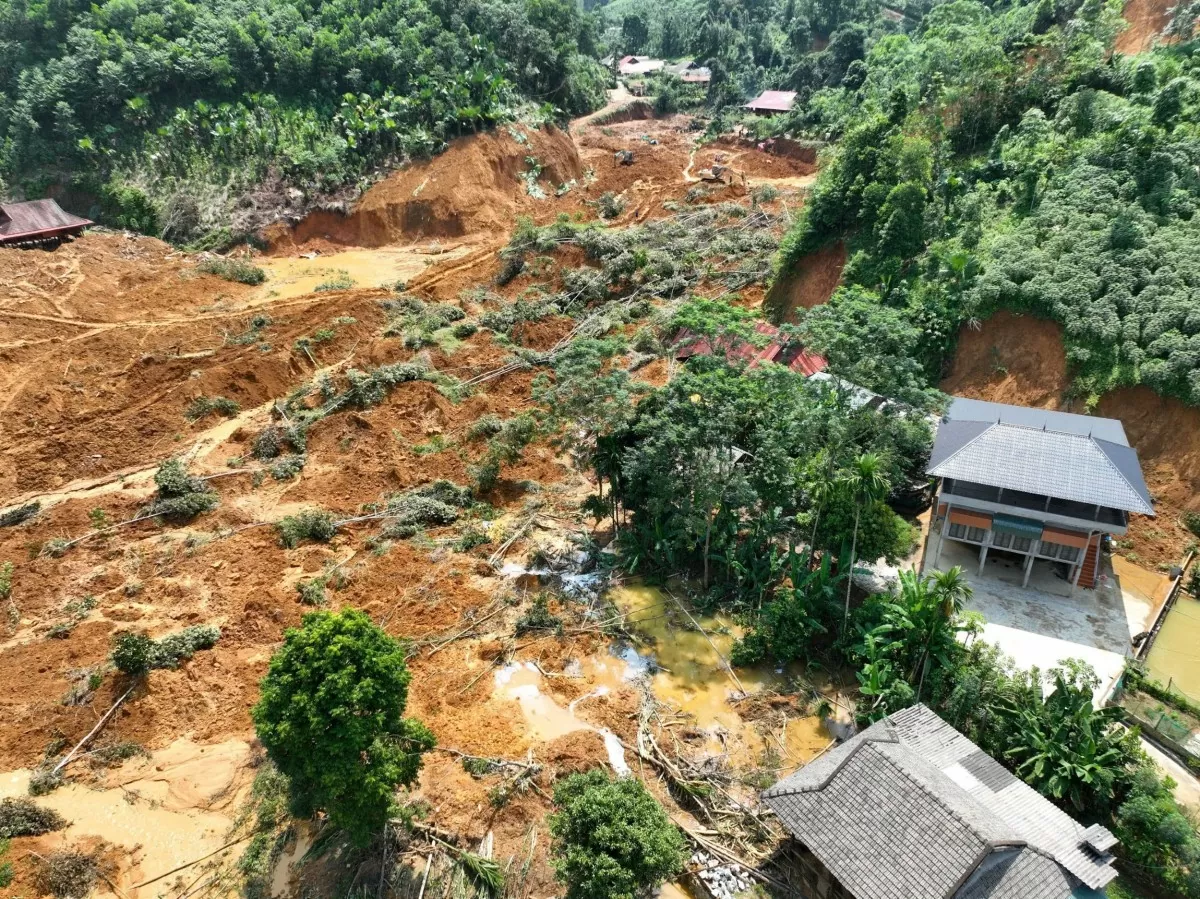 Ông Lã Văn Quảng, Chủ tịch UBND xã Minh Xuân cho biết, ngay sau khi nhận được tin báo sạt lở tại thôn Làng Át, xã đã khẩn trương kiểm tra và chỉ đạo các lực lượng tại chỗ tham gia giúp đỡ khắc phục hậu quả thiên tai cho các hộ gia đình bị thiệt hại.