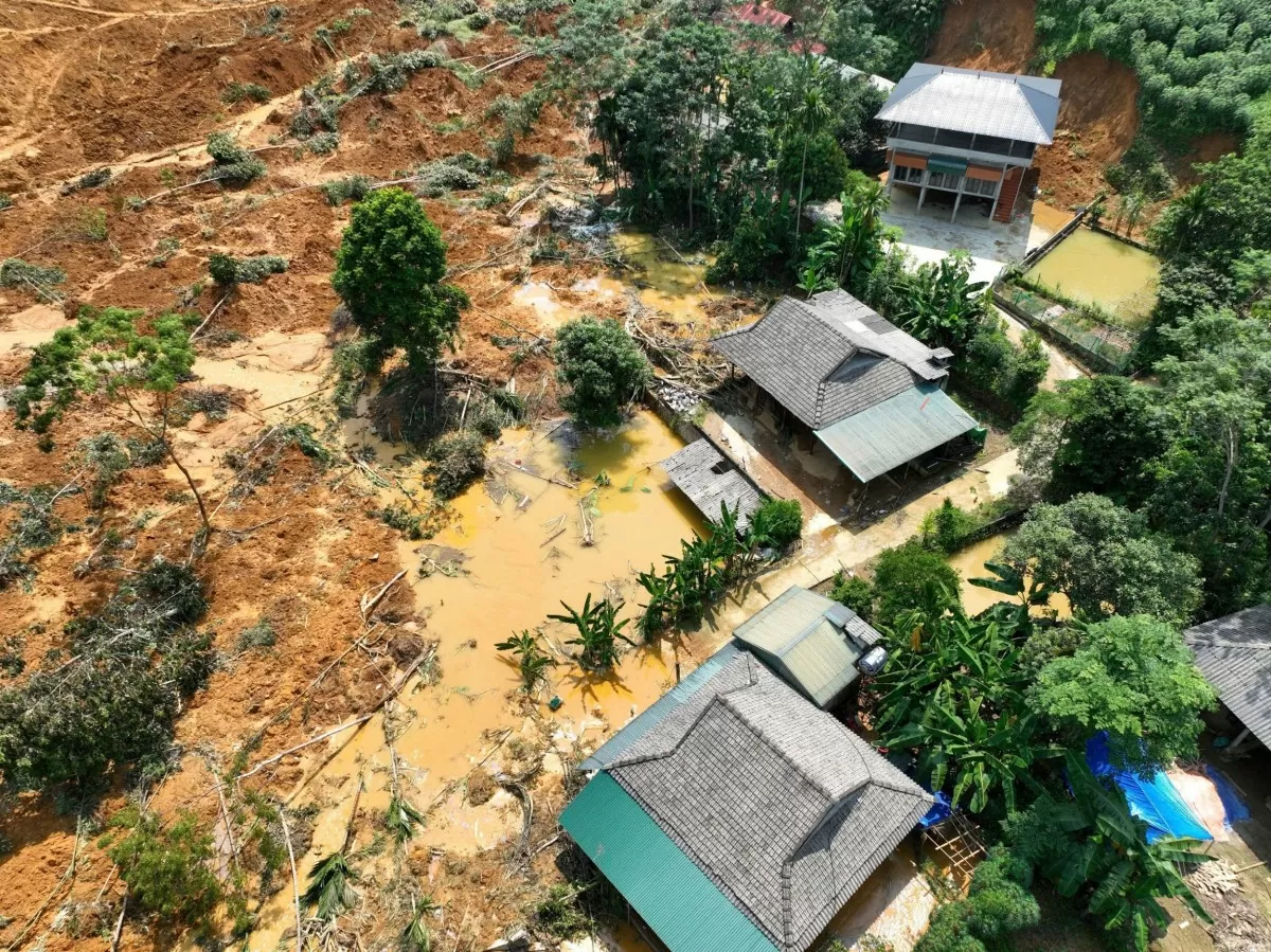 Ông Lã Văn Quảng, Chủ tịch UBND xã Minh Xuân cho biết, ngay sau khi nhận được tin báo sạt lở tại thôn Làng Át, xã đã khẩn trương kiểm tra và chỉ đạo các lực lượng tại chỗ tham gia giúp đỡ khắc phục hậu quả thiên tai cho các hộ gia đình bị thiệt hại.