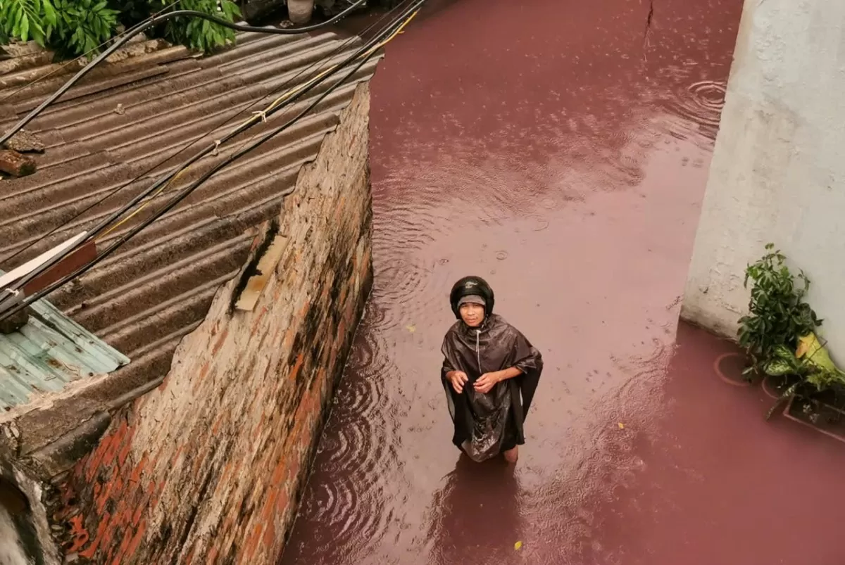 Hà Nội: Nguồn thải bí ẩn ‘nhuộm đỏ’ khu dân cư, nhiều người tháo chạy