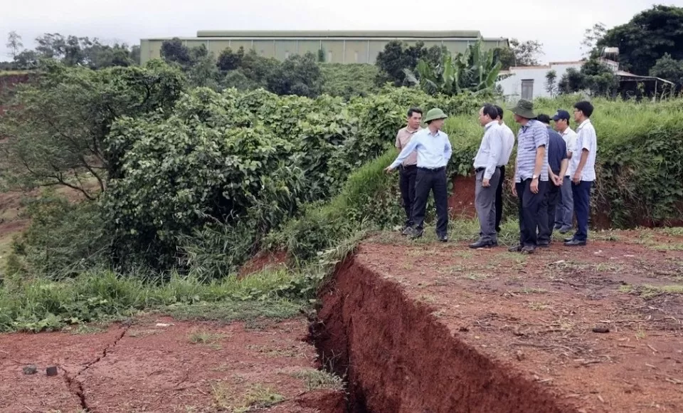 Đắk Nông: Sụt lún, sạt trượt rất nghiêm trọng bên đường Hồ Chí Minh