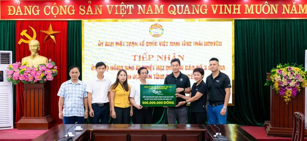 Ông Bùi Hữu Quang - Giám đốc chiến lược cấp cao (thứ 3 bên phải) và đại diện công đoàn Carlsberg trao số tiền 500 triệu hỗ trợ người dân Thái Nguyên sau bão lũ