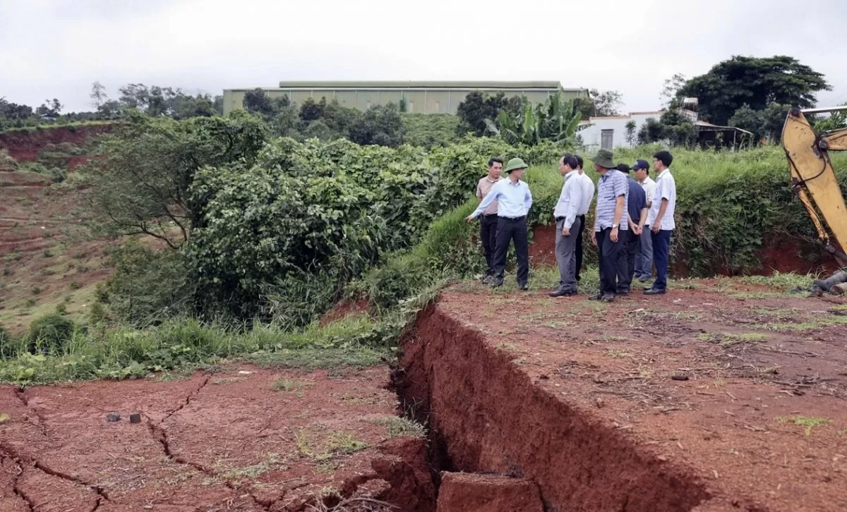 Đắk Nông: Sụt lún, sạt trượt rất nghiêm trọng bên đường Hồ Chí Minh