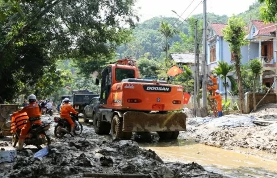 Một ngày theo chân thợ điện Bảo Yên xử lý sự cố bão số 3