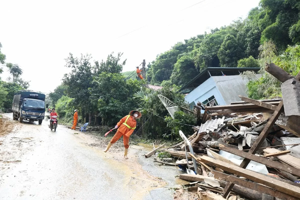 Một ngày theo chân thợ điện Bảo Yên xử lý sự cố bão số 3