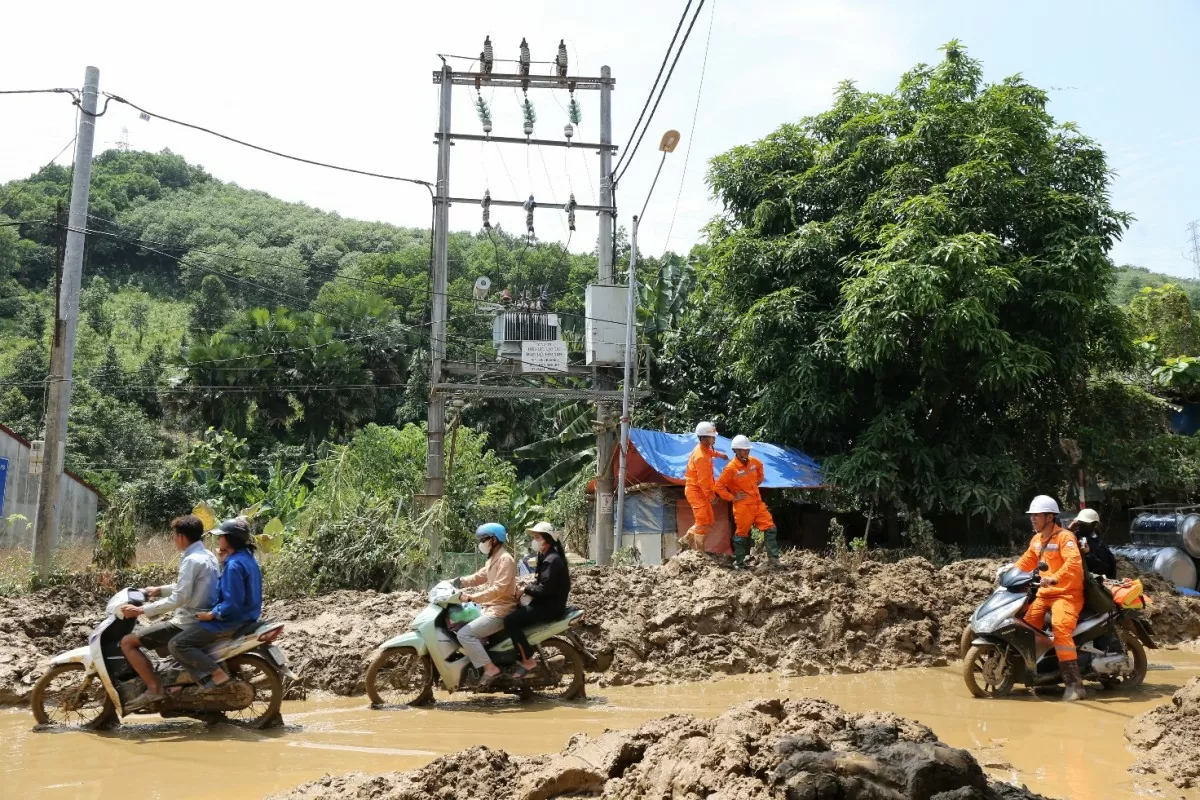 Một ngày theo chân thợ điện Bảo Yên xử lý sự cố bão số 3