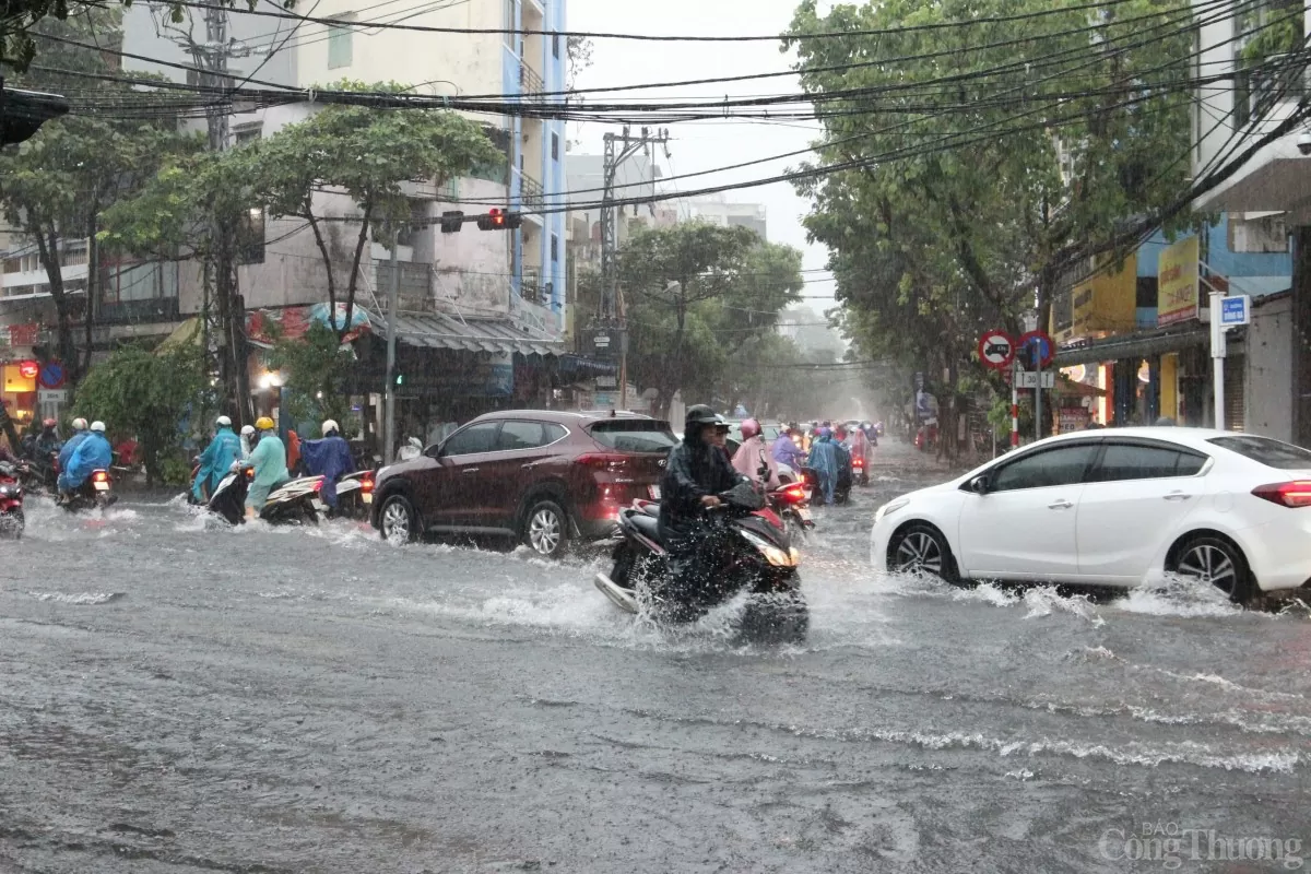 Mưa lớn, Đà Nẵng yêu cầu các trường theo dõi tình hình, linh động cho học sinh vùng ngập nghỉ học