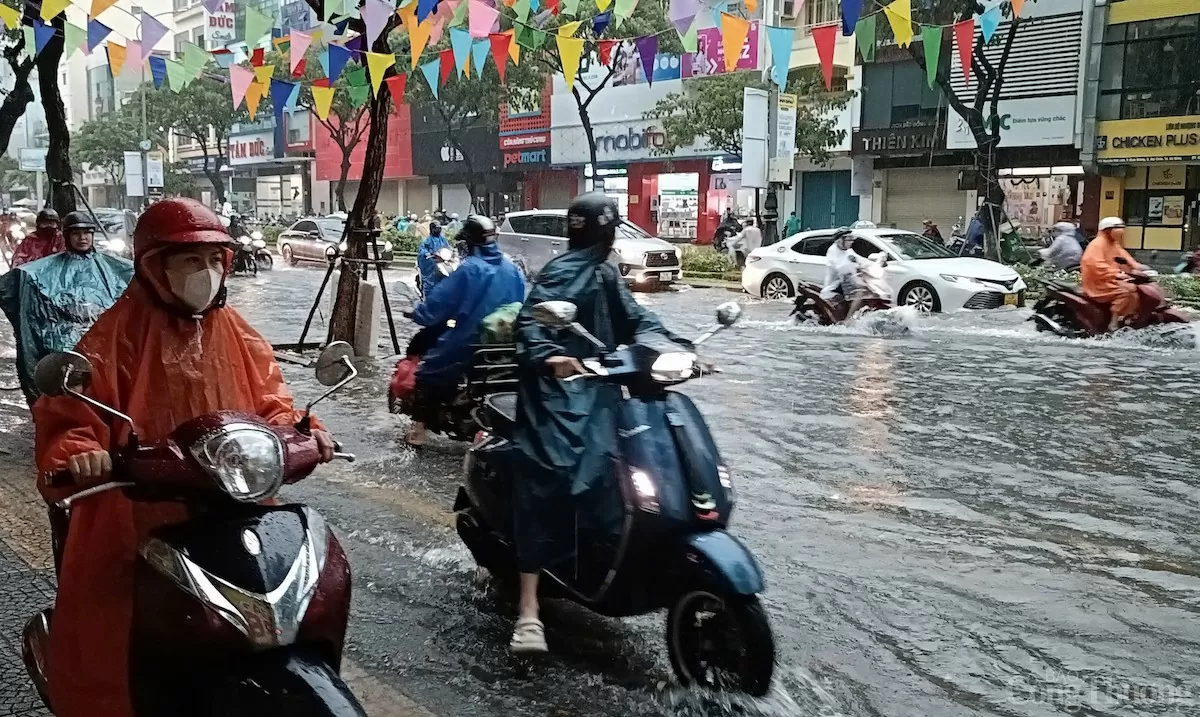 Đường Nguyễn Văn Linh thường xuyên ngập khi có mưa lớn