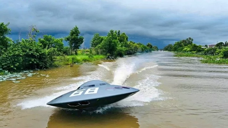 Kiên Giang: Đam mê thiên văn, thanh niên chế đĩa bay như UFO chạy trên nước