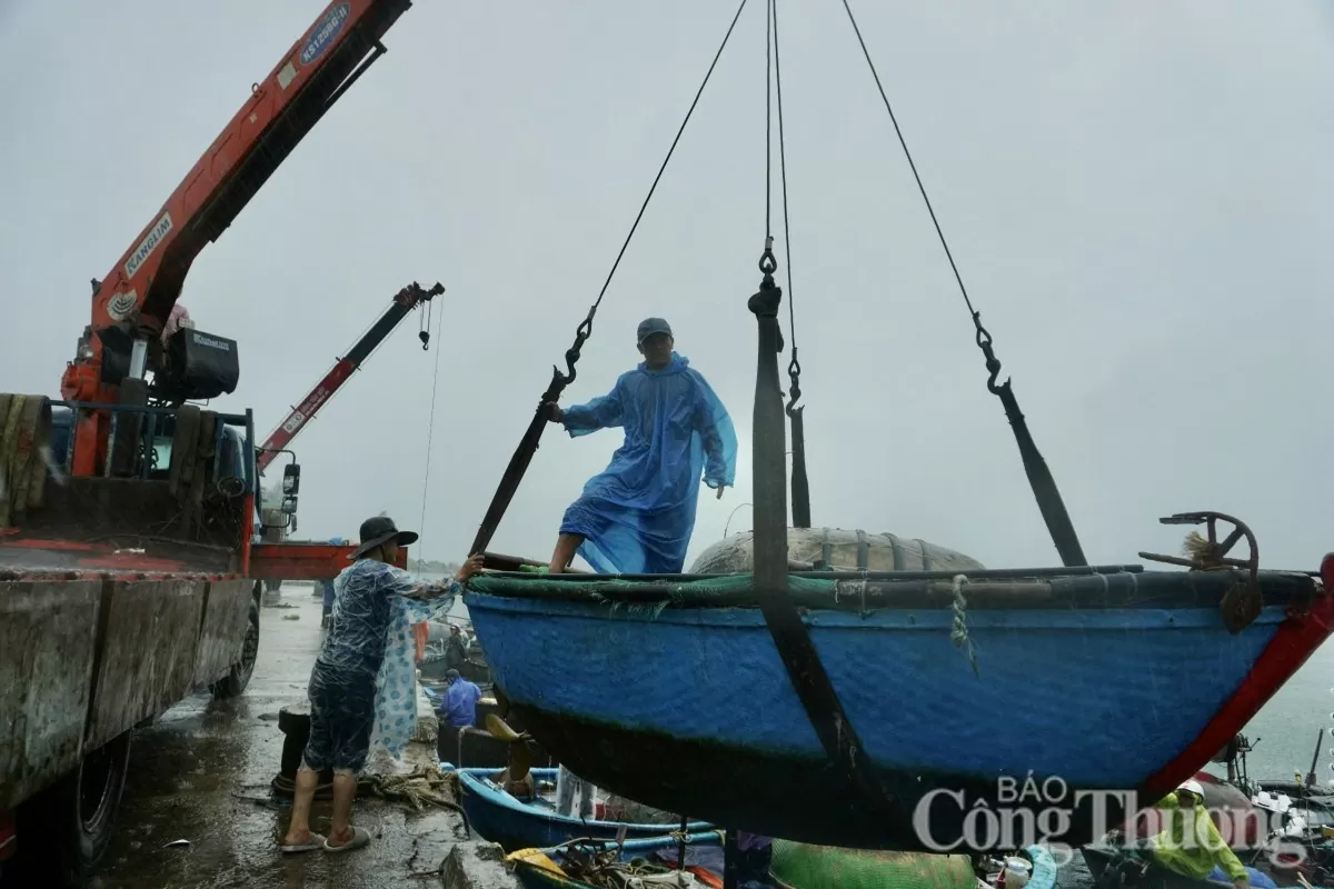 Đà Nẵng: Ngư dân dầm mưa kéo tàu, thuyền lên bờ tránh bão số 4