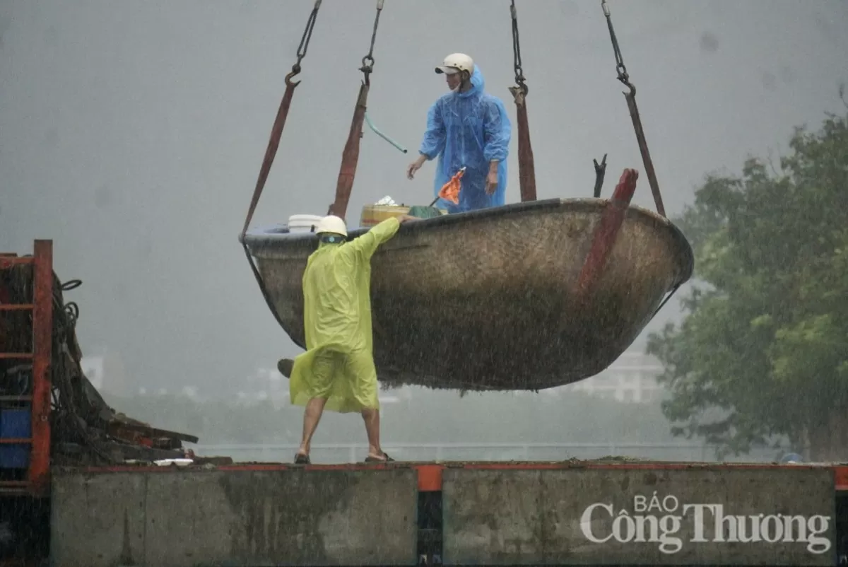 Đà Nẵng: Ngư dân dầm mưa kéo tàu, thuyền lên bờ tránh bão số 4