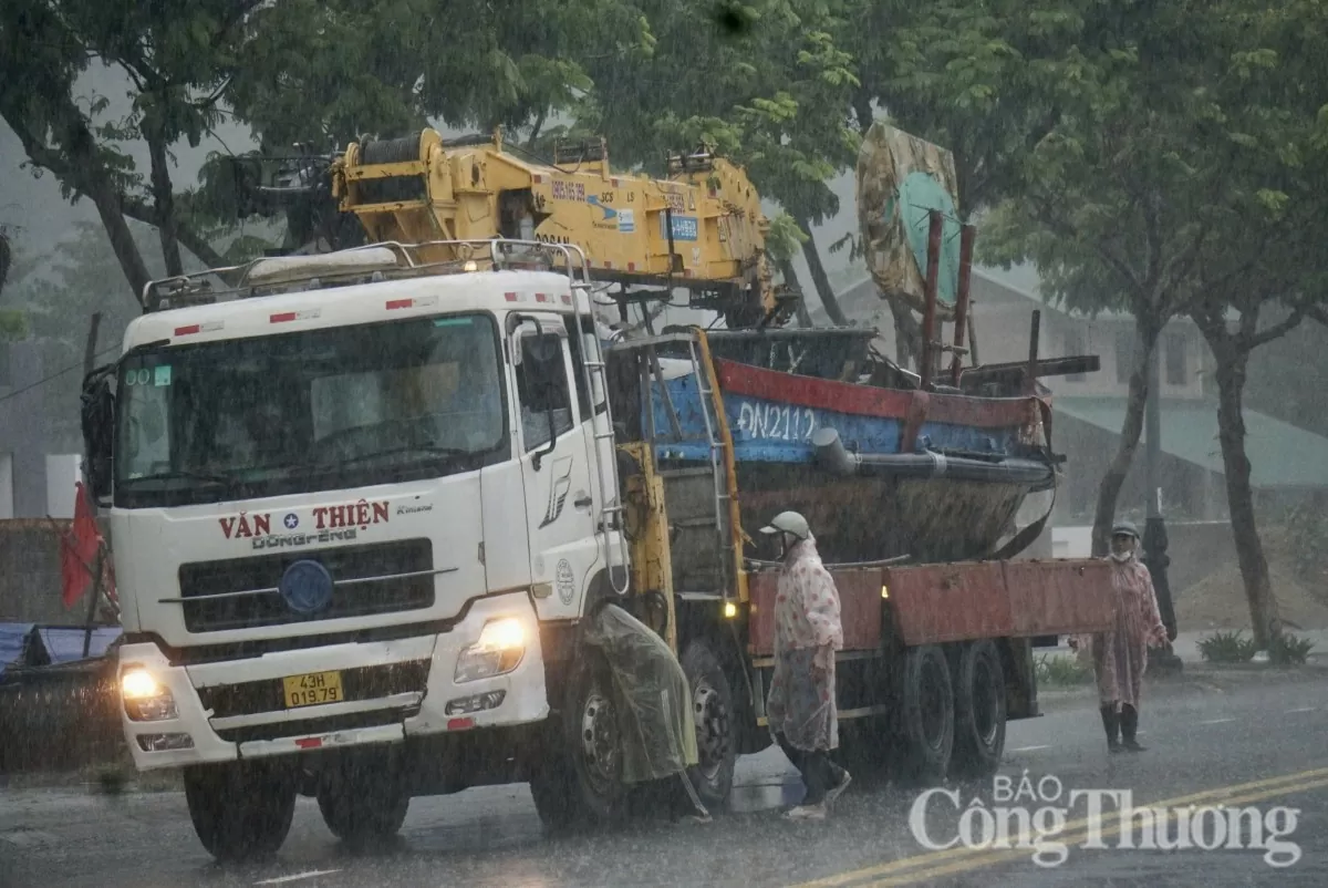 Đà Nẵng: Ngư dân dầm mưa kéo tàu, thuyền lên bờ tránh bão số 4