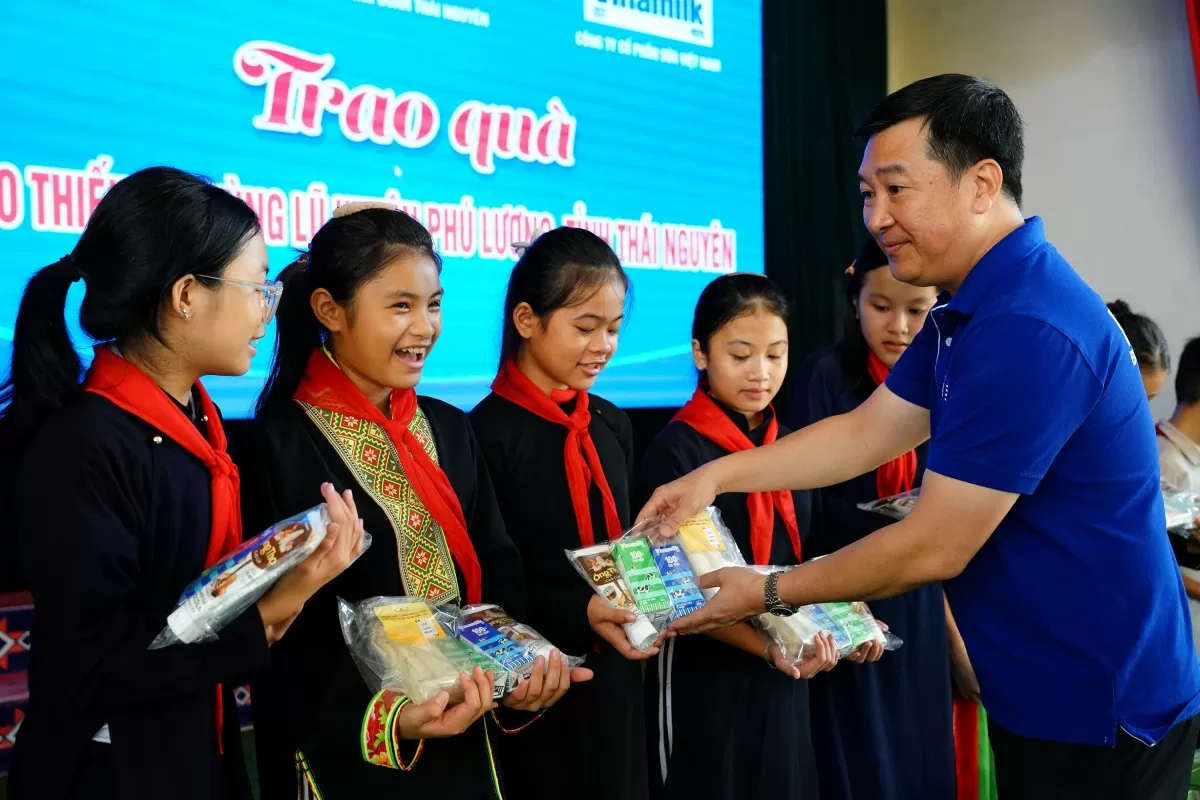 Ông Đỗ Thanh Tuấn, Giám đốc Đối ngoại Vinamilk, trao những phần quà cho học sinh Trường THCS dân tộc nội trú Phú Lương (tỉnh Thái Nguyên) Ông Đỗ Thanh Tuấn, Giám đốc Đối ngoại Vinamilk, trao những phần quà cho học sinh Trường THCS dân tộc nội trú Phú Lương (tỉnh Thái Nguyên)
