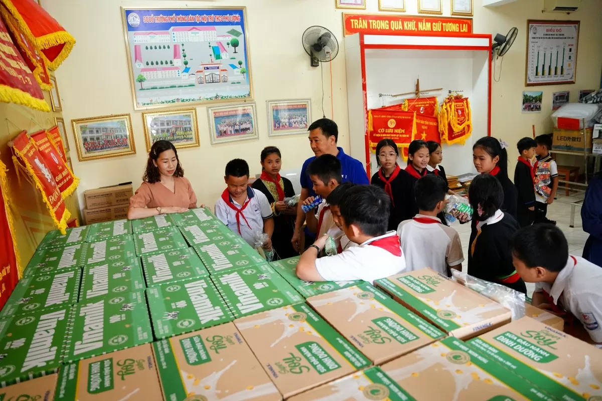 Sữa Vinamilk được trao tặng cho học sinh Trường THCS dân tộc nội trú Phú Lương (tỉnh Thái Nguyên) nhằm bổ sung dinh dưỡng sau những ngày bão lũ Sữa Vinamilk được trao tặng cho học sinh Trường THCS dân tộc nội trú Phú Lương (tỉnh Thái Nguyên) nhằm bổ sung dinh dưỡng sau những ngày bão lũ