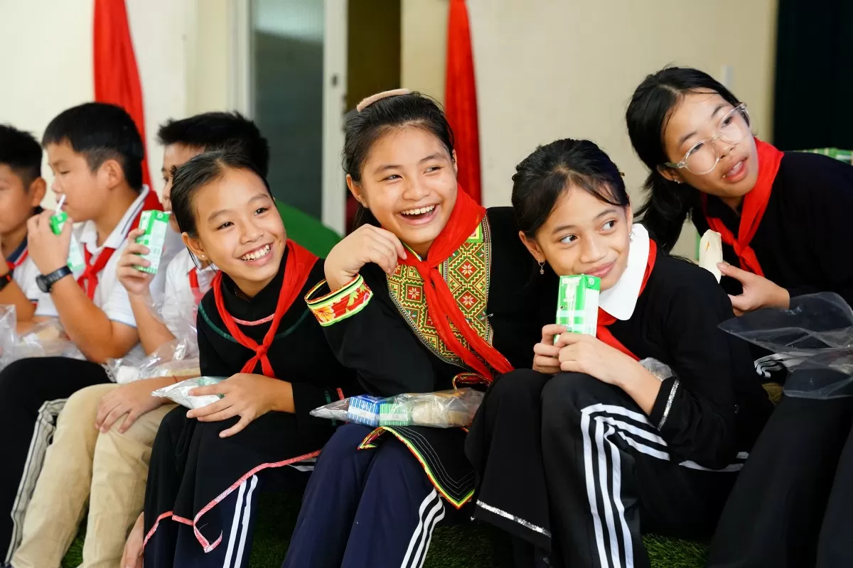 Nhận những phần quà gồm sữa tươi, sữa đặc của Vinamilk và bánh mì, các em đều hớn hở, vui thích vì đã có thể kịp đón trung thu sau những ngày bão lũ Nhận những phần quà gồm sữa tươi, sữa đặc của Vinamilk và bánh mì, các em đều hớn hở, vui thích vì đã có thể kịp đón trung thu sau những ngày bão lũ