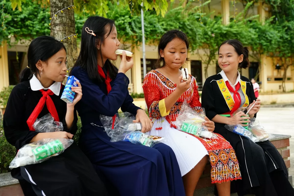 Thưởng thức bánh mì với sữa đặc Ông Thọ vị sô cô la ngay tại sân trường Thưởng thức bánh mì với sữa đặc Ông Thọ vị sô cô la ngay tại sân trường