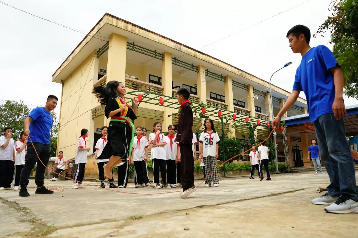 Không chỉ mang đến sữa, đoàn nhân viên Vinamilk còn vui chơi cùng các em nhằm tạo niềm vui, động viên các em về lại cuộc sống thường ngày sau những ngày bão lũ Không chỉ mang đến sữa, đoàn nhân viên Vinamilk còn vui chơi cùng các em nhằm tạo niềm vui, động viên các em về lại cuộc sống thường ngày sau những ngày bão lũ