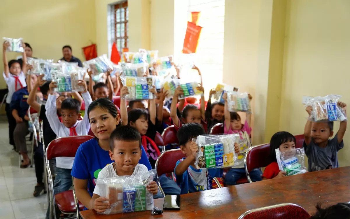Trẻ nhỏ tại xóm Trung Sơn, xã Quang Sơn, huyện Đồng Hỷ (tỉnh Thái Nguyên) có một trung vui tươi hơn với các phần quà của Vinamilk Trẻ nhỏ tại xóm Trung Sơn, xã Quang Sơn, huyện Đồng Hỷ (tỉnh Thái Nguyên) có một trung vui tươi hơn với các phần quà của Vinamilk