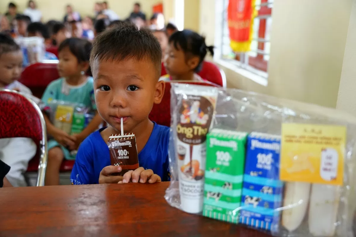 Sữa là nguồn dinh dưỡng quý giá cho trẻ em vùng khó khăn, đặc biệt sau bão lũ Sữa là nguồn dinh dưỡng quý giá cho trẻ em vùng khó khăn, đặc biệt sau bão lũ