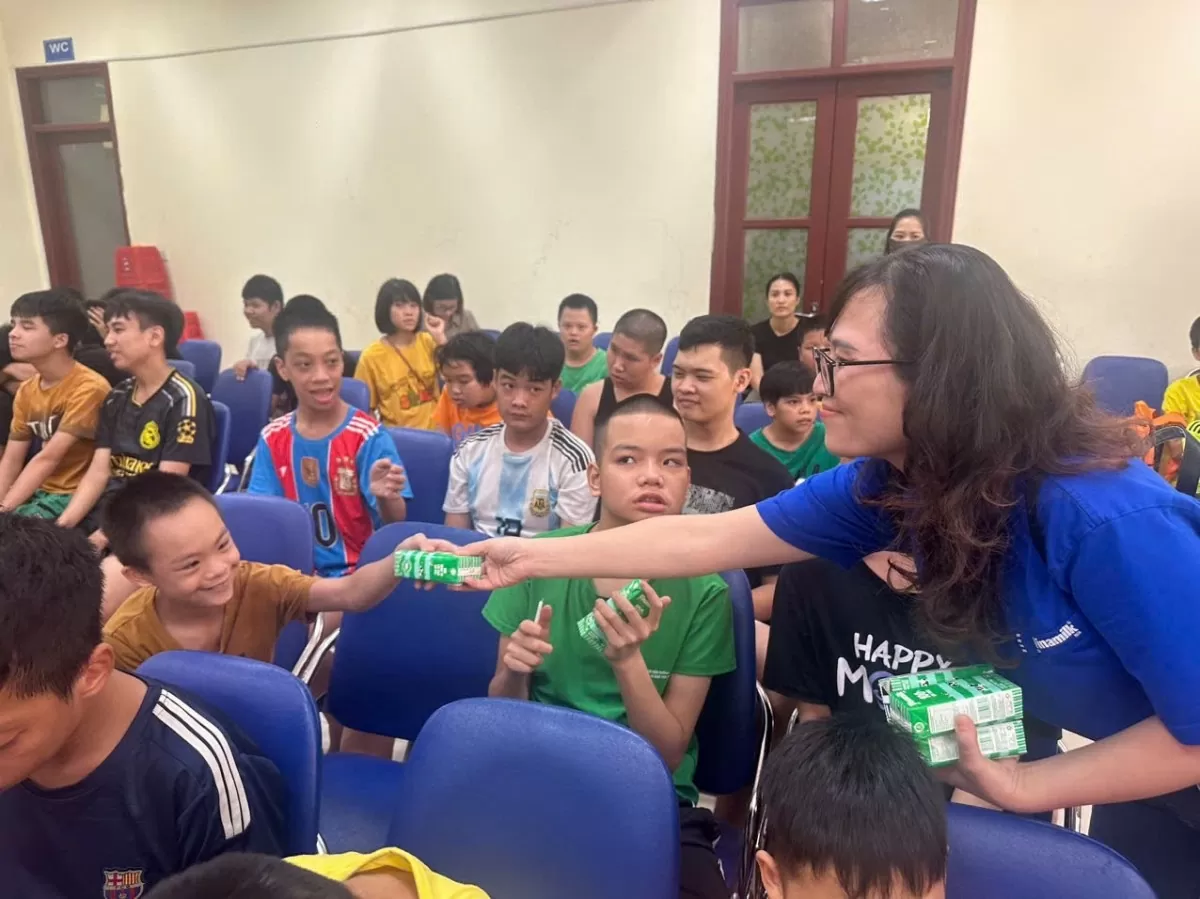 Trẻ em có hoàn cảnh đặc biệt tại Bắc Ninh cũng có một trung thu ấm áp hơn với các phần quà từ nhân viên Nhà máy sữa Tiên Sơn - Vinamilk Trẻ em có hoàn cảnh đặc biệt tại Bắc Ninh cũng có một trung thu ấm áp hơn với các phần quà từ nhân viên Nhà máy sữa Tiên Sơn - Vinamilk