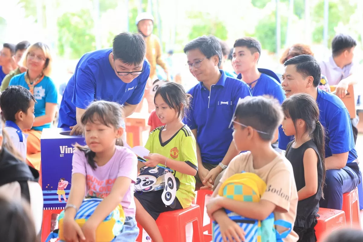 Nhân viên Vinamilk đã chung tay tổ chức cho các em tại xã Đất Mũi (Cà Mau) một trung thu vui tươi, ấm áp