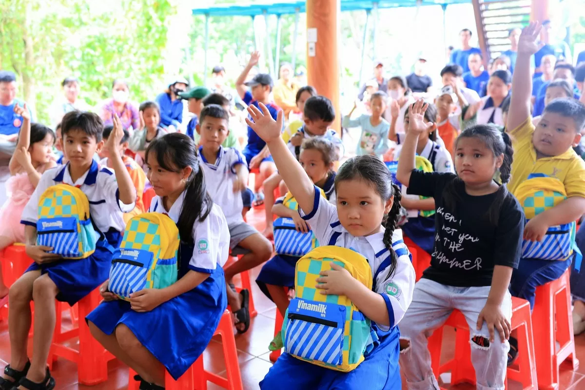 Trẻ em tại xã Đất Mũi (tỉnh Cà Mau) vui trung thu cùng đoàn nhân viên Vinamilk Trẻ em tại xã Đất Mũi (tỉnh Cà Mau) vui trung thu cùng đoàn nhân viên Vinamilk