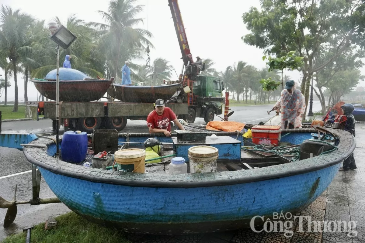 Đà Nẵng: Ngư dân dầm mưa kéo tàu, thuyền lên bờ tránh bão số 4