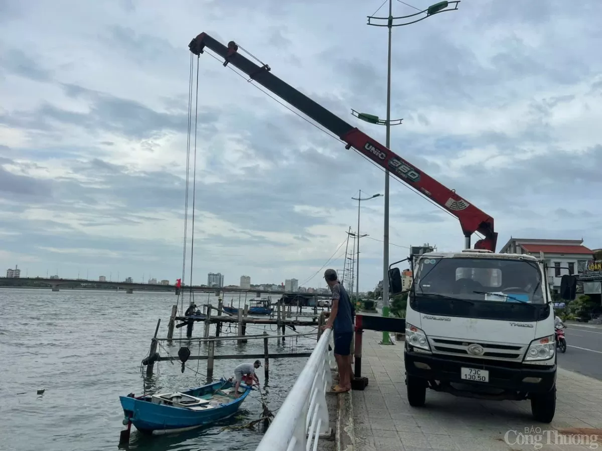 Quảng Bình: Người dân hối hả neo đậu tàu thuyền tránh trú bão