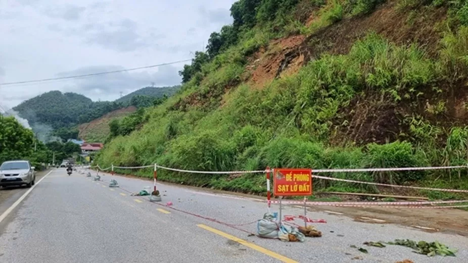 Mưa lớn trên diện rộng, khiến nhiều huyện miền núi tỉnh Thanh Hóa có nguy cơ bị sạt lở