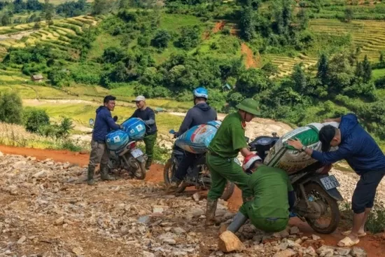 Lào Cai: Xúc động hình ảnh Công an xã Y Tý giúp dân sau bão lũ