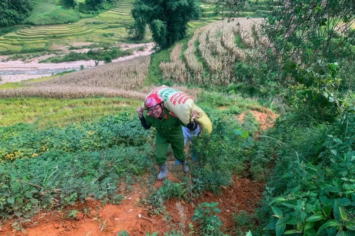 Lào Cai: Xúc động hình ảnh Công an xã Y Tý giúp dân sau bão lũ