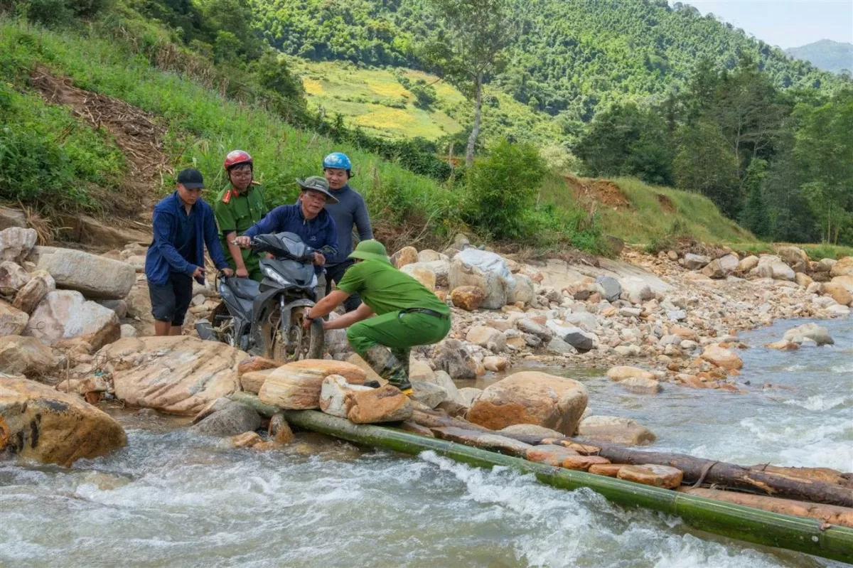 Lào Cai: Xúc động hình ảnh Công an xã Y Tý giúp dân sau bão lũ