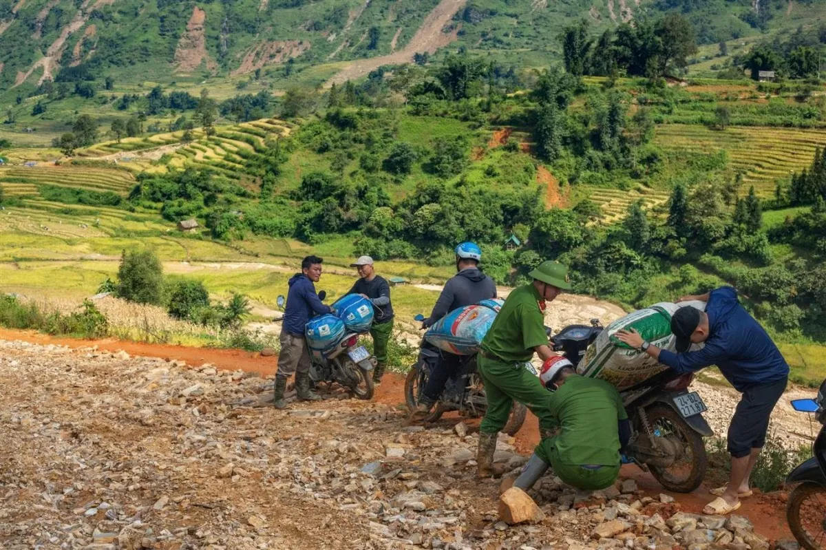 Lào Cai: Xúc động hình ảnh Công an xã Y Tý giúp dân sau bão lũ