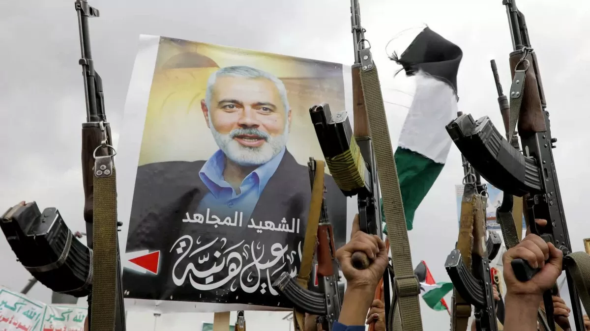 Hình ảnh thủ lĩnh Hamas bị ám sát Ismail Haniyeh trong một cuộc tuần hành ủng hộ phong trào Hamas tại Yemen hôm 2/8. Ảnh: AP