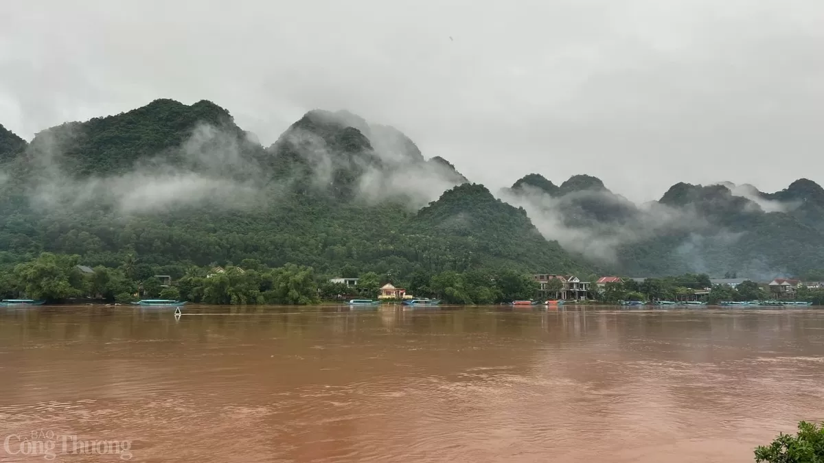 Quảng Bình: Nước lũ dâng cao, gần 400 ngôi nhà ngập sâu tại 'Làng du lịch tốt nhất thế giới'