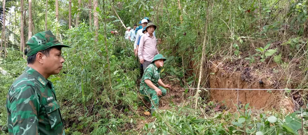 Vết nứt lớn kéo dài uy hiếp 11 hộ dân dưới chân núi