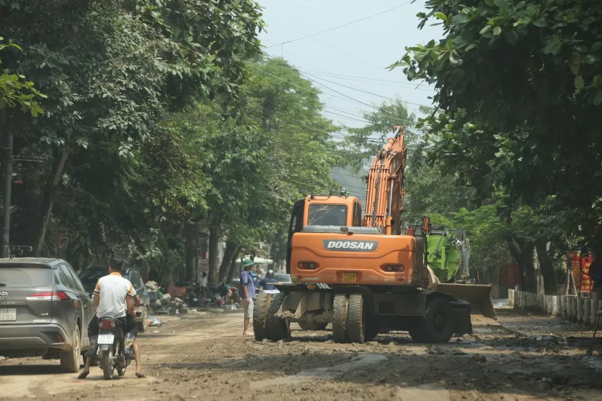 Lực lượng chức năng tỉnh Yên Bái đã phải huy động hàng trăm máy xúc, máy ủi dọn dẹp nhiều ngày qua Lực lượng chức năng tỉnh Yên Bái đã phải huy động hàng trăm máy xúc, máy ủi dọn dẹp nhiều ngày qua