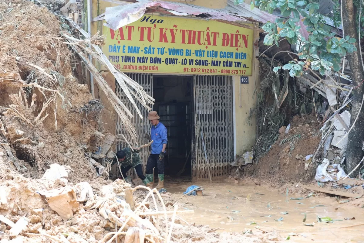 Toàn bộ tuyến đường dộc km2 TP Yên Bái hoang tàn, Nhiều đồ đạc, vật dụng trong nhà bị phủ dày lớp bùn lầy