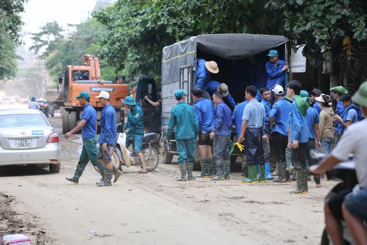 Thanh niên tình nguyện, dân phòng và các lực lượng tại chỗ của TP Yên Bái cũng đã tập trung toàn lực để khắc phục hậu quả sau mưa lũ. 