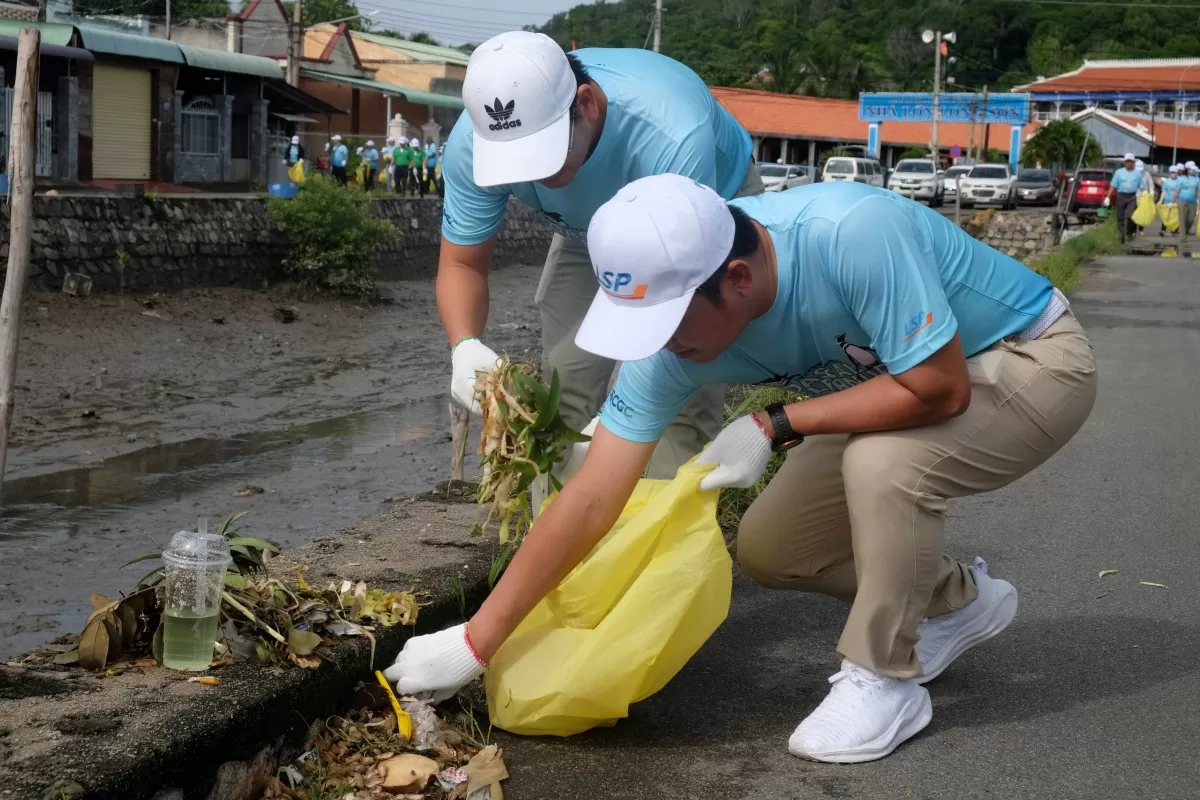 TP. Vũng Tàu: LSP cùng người dân xã đảo Long Sơn thu gom rác thải