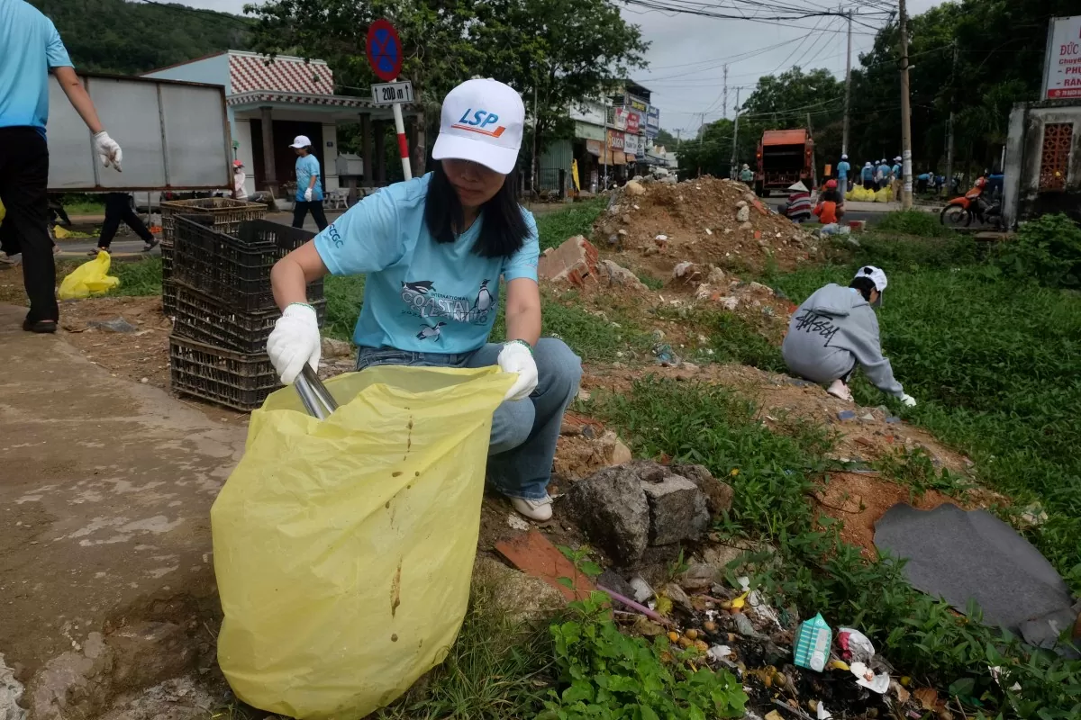 TP. Vũng Tàu: LSP cùng người dân xã đảo Long Sơn thu gom rác thải