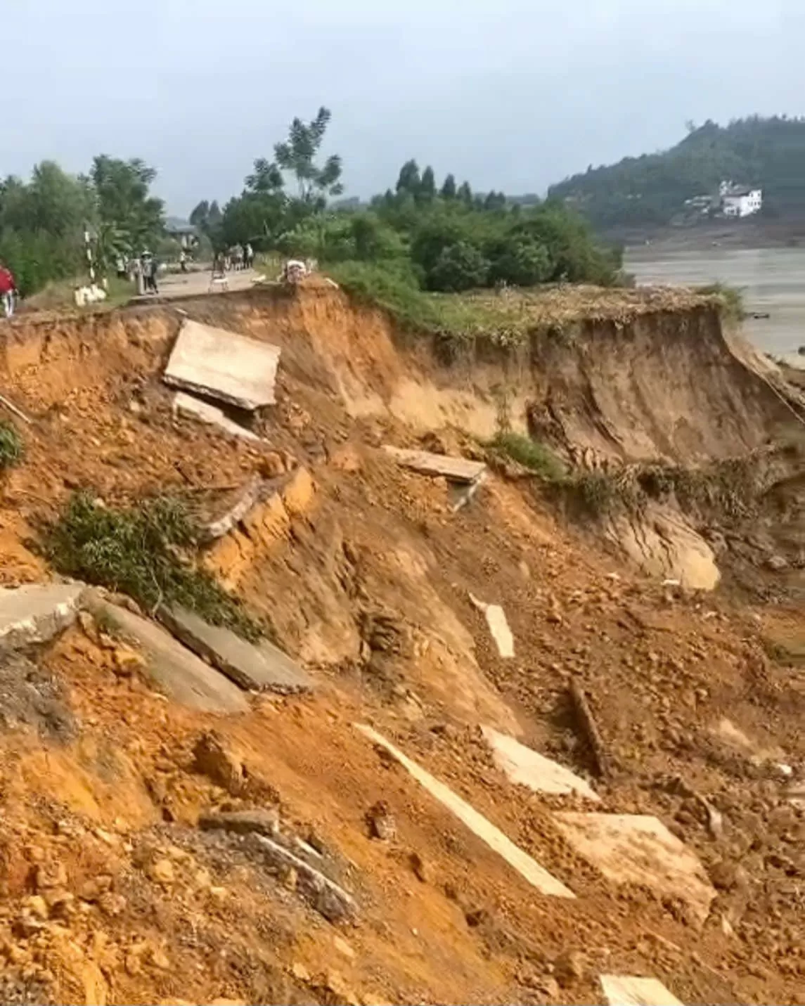 Phú Thọ: Đê sạt lở nghiêm trọng do nước lũ rút sâu