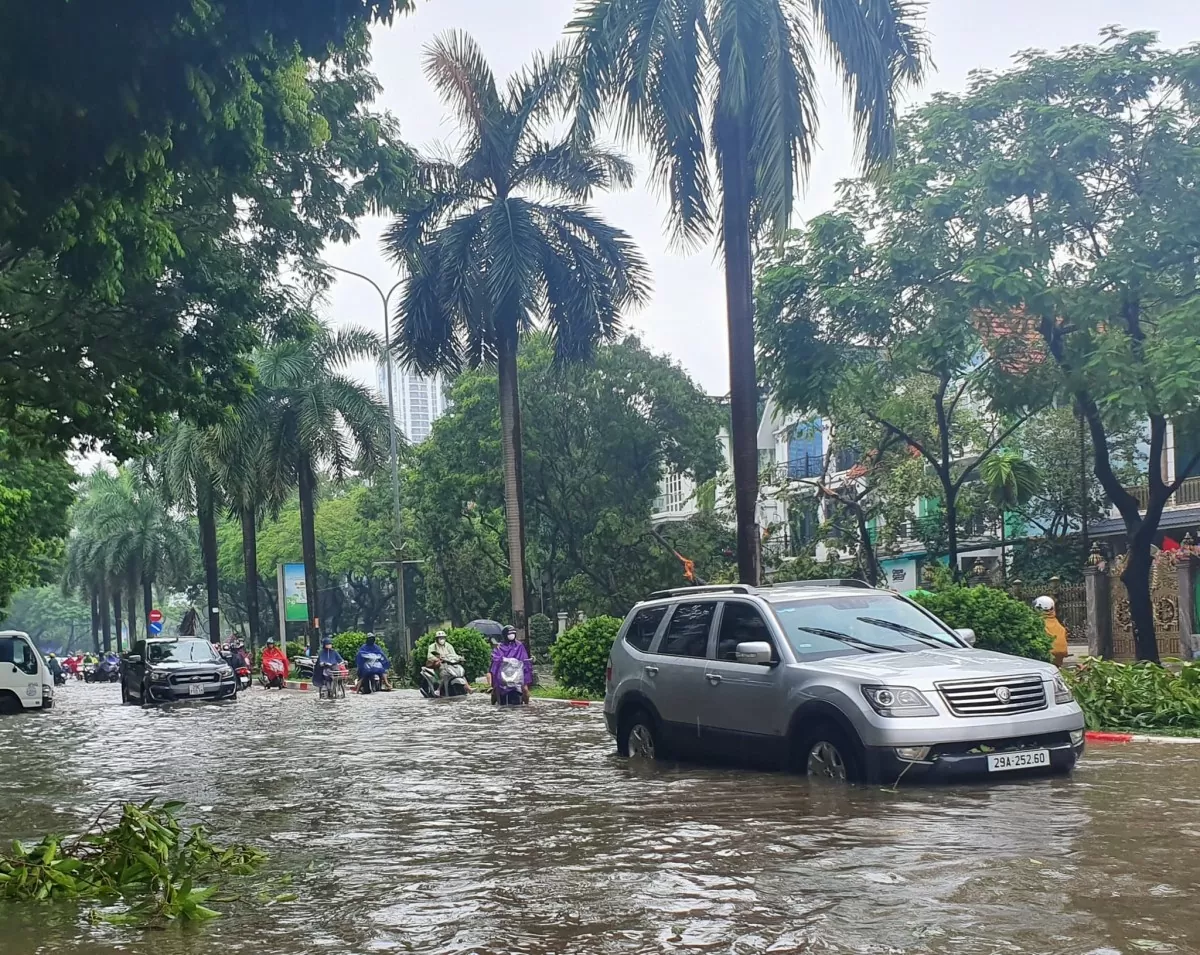 nội thành Hà Nội đang mưa vừa đến mưa to